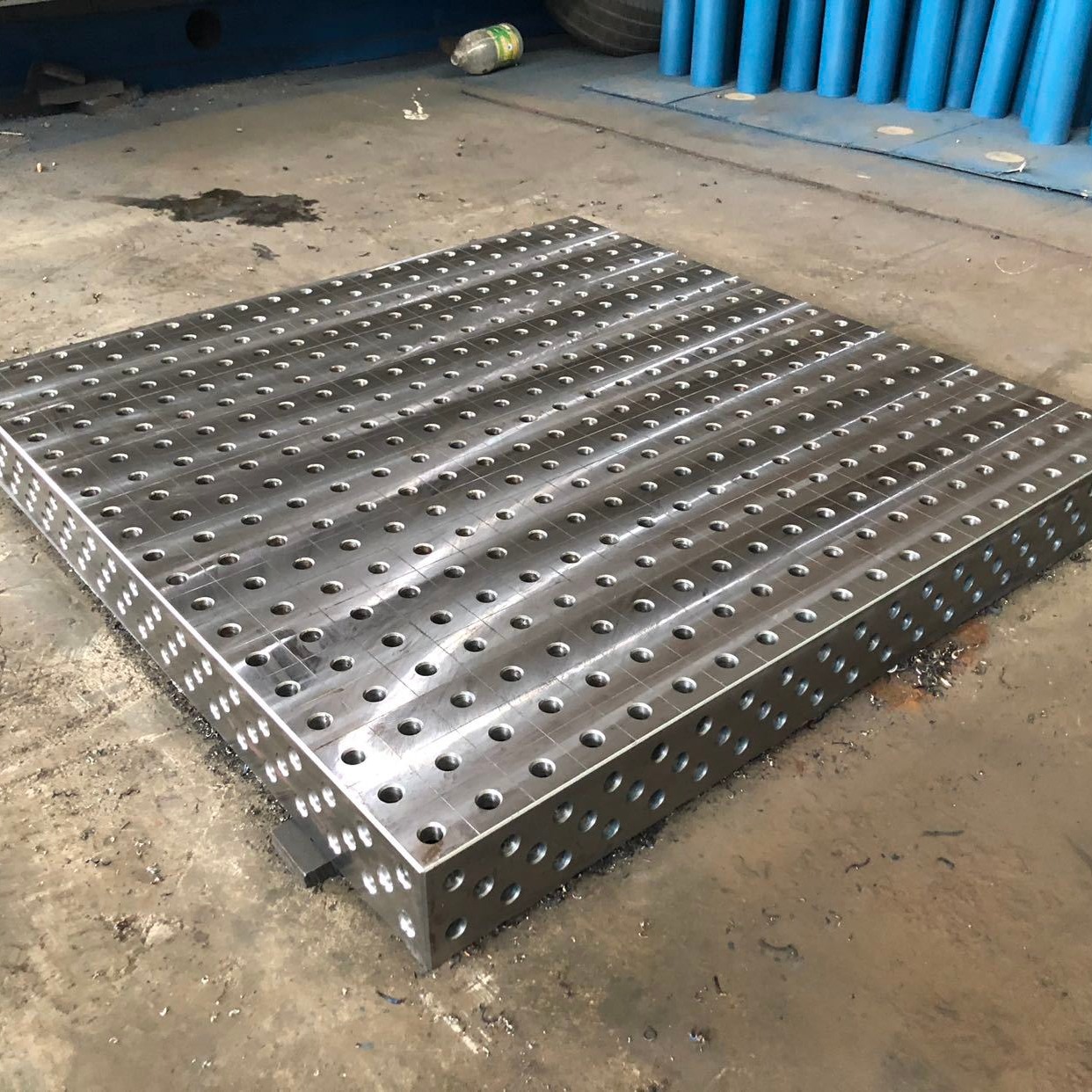 远鹏三维柔性焊接平台 采用多孔系设计完成多重工件的焊接 可定制